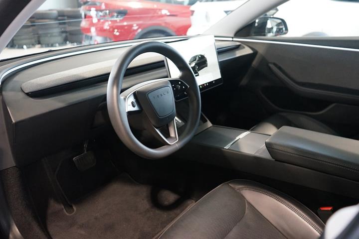Sort Tesla Model 3 fra 2024