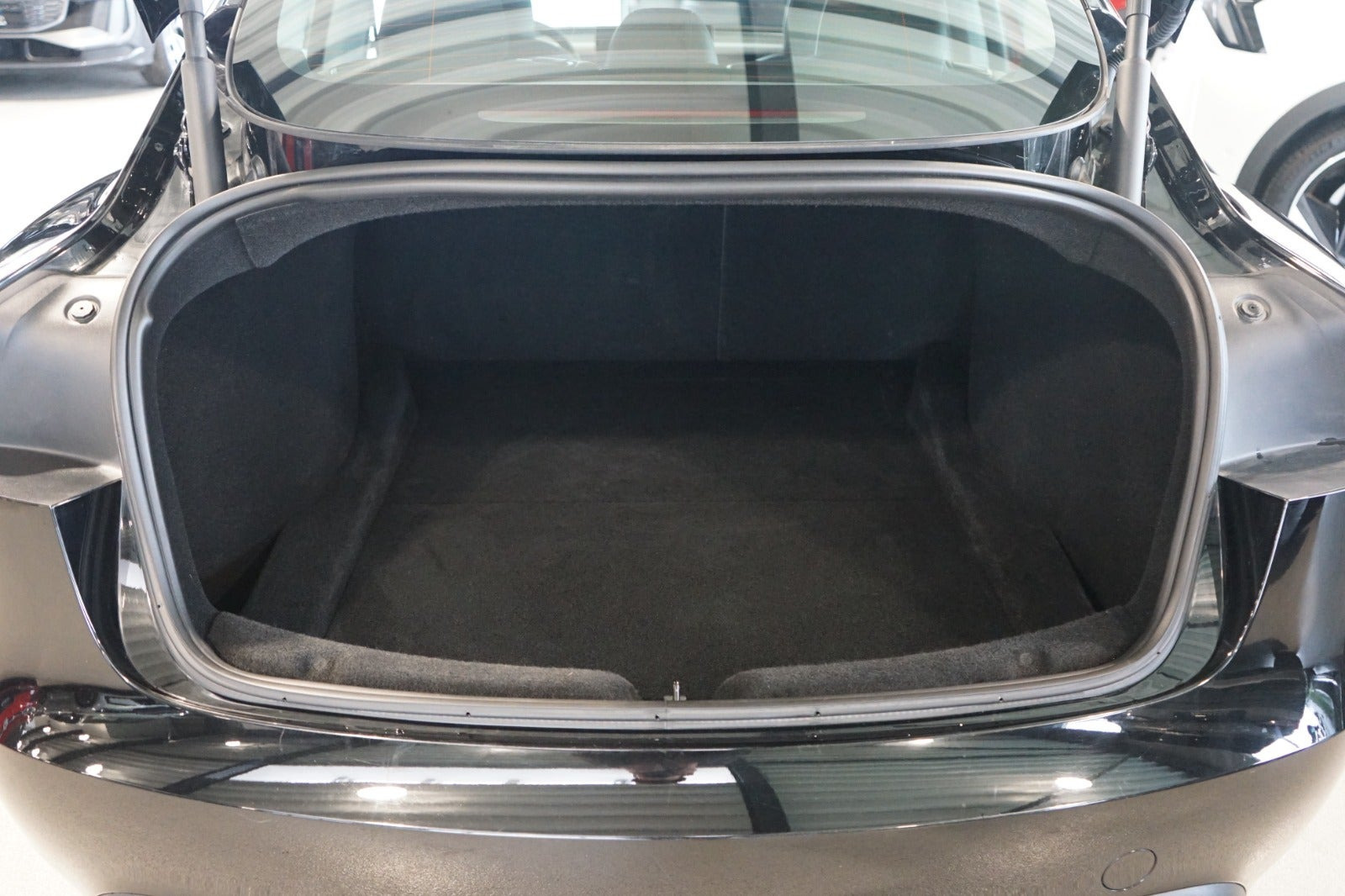 Sort Tesla Model 3 fra 2024
