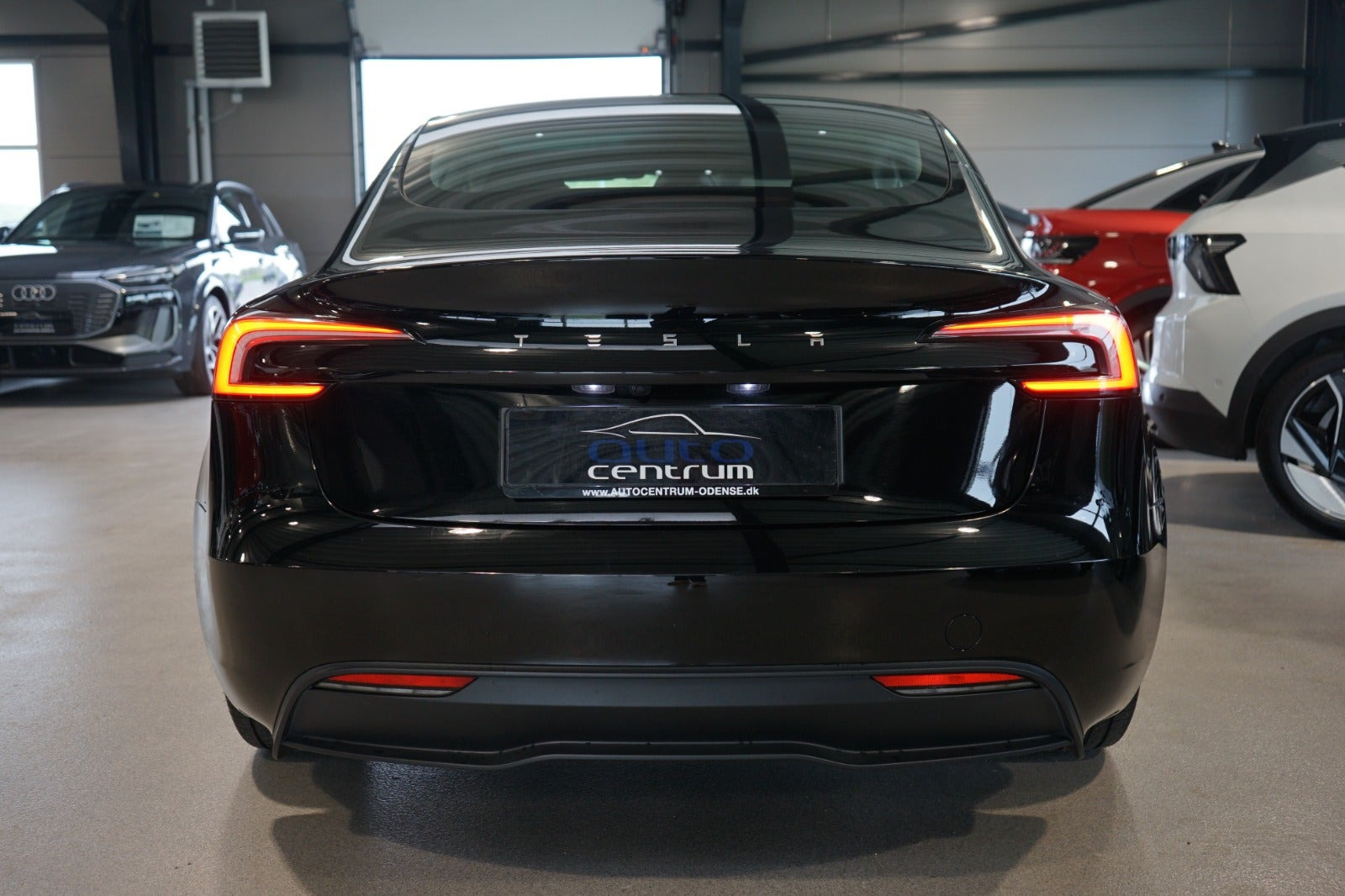 Sort Tesla Model 3 fra 2024