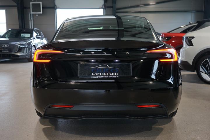 Sort Tesla Model 3 fra 2024