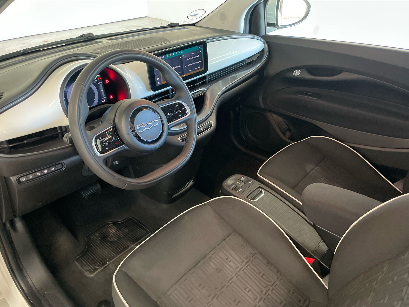 Hvid Fiat 500e fra 2023