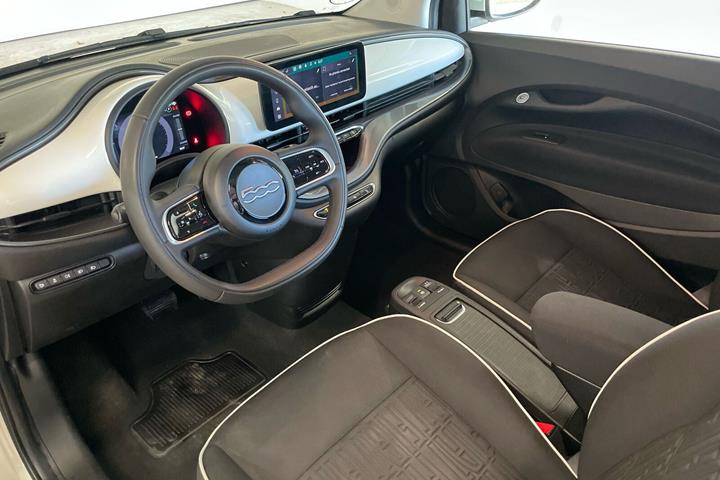 Hvid Fiat 500e fra 2023
