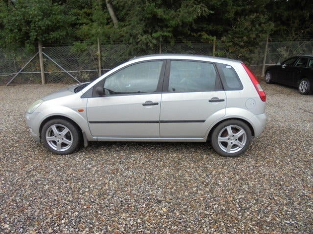 Sølv Ford Fiesta fra 2005