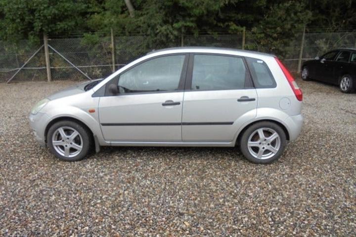 Sølv Ford Fiesta fra 2005