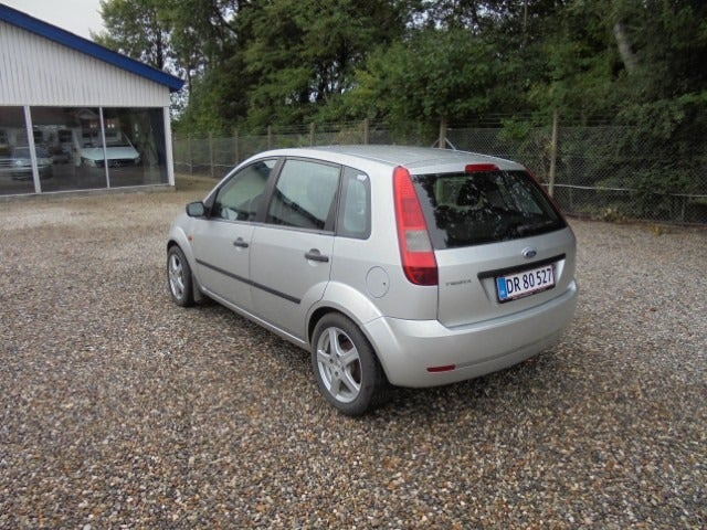 Sølv Ford Fiesta fra 2005