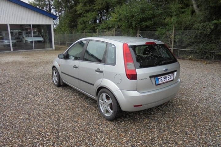 Sølv Ford Fiesta fra 2005