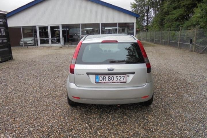 Sølv Ford Fiesta fra 2005