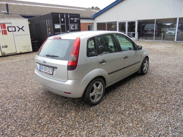 Sølv Ford Fiesta fra 2005