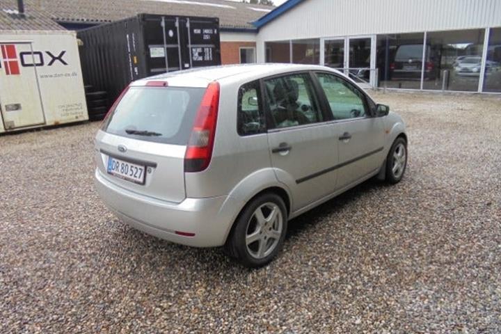 Sølv Ford Fiesta fra 2005
