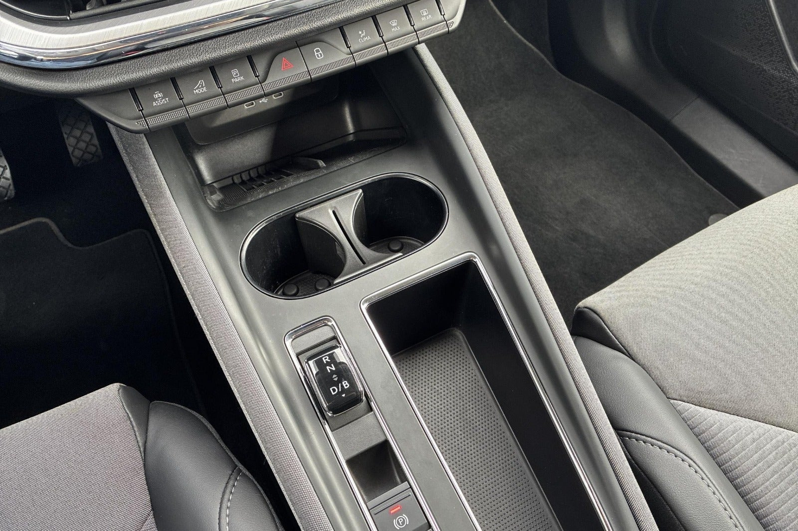 Hvid Skoda Enyaq fra 2025