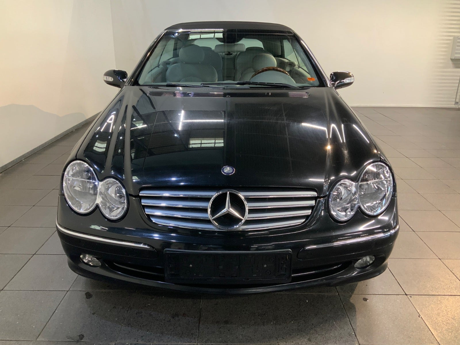 Sort Mercedes CLK240 fra 2003