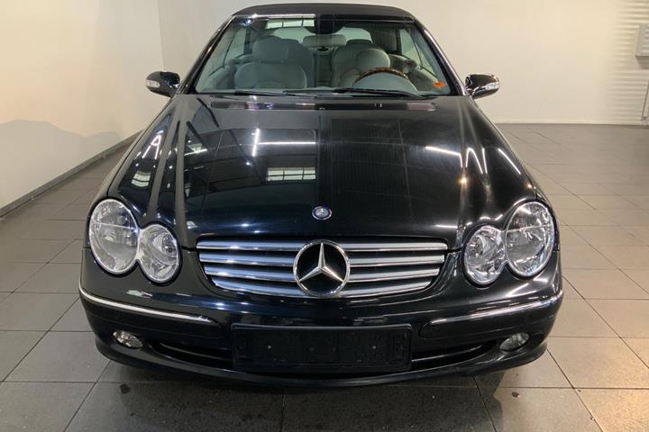Sort Mercedes CLK240 fra 2003