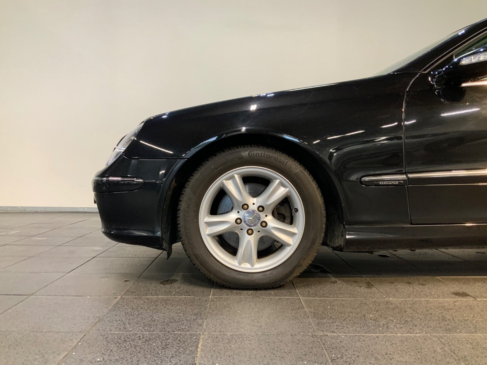 Sort Mercedes CLK240 fra 2003