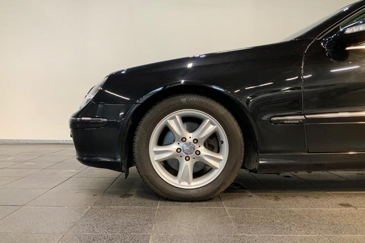 Sort Mercedes CLK240 fra 2003