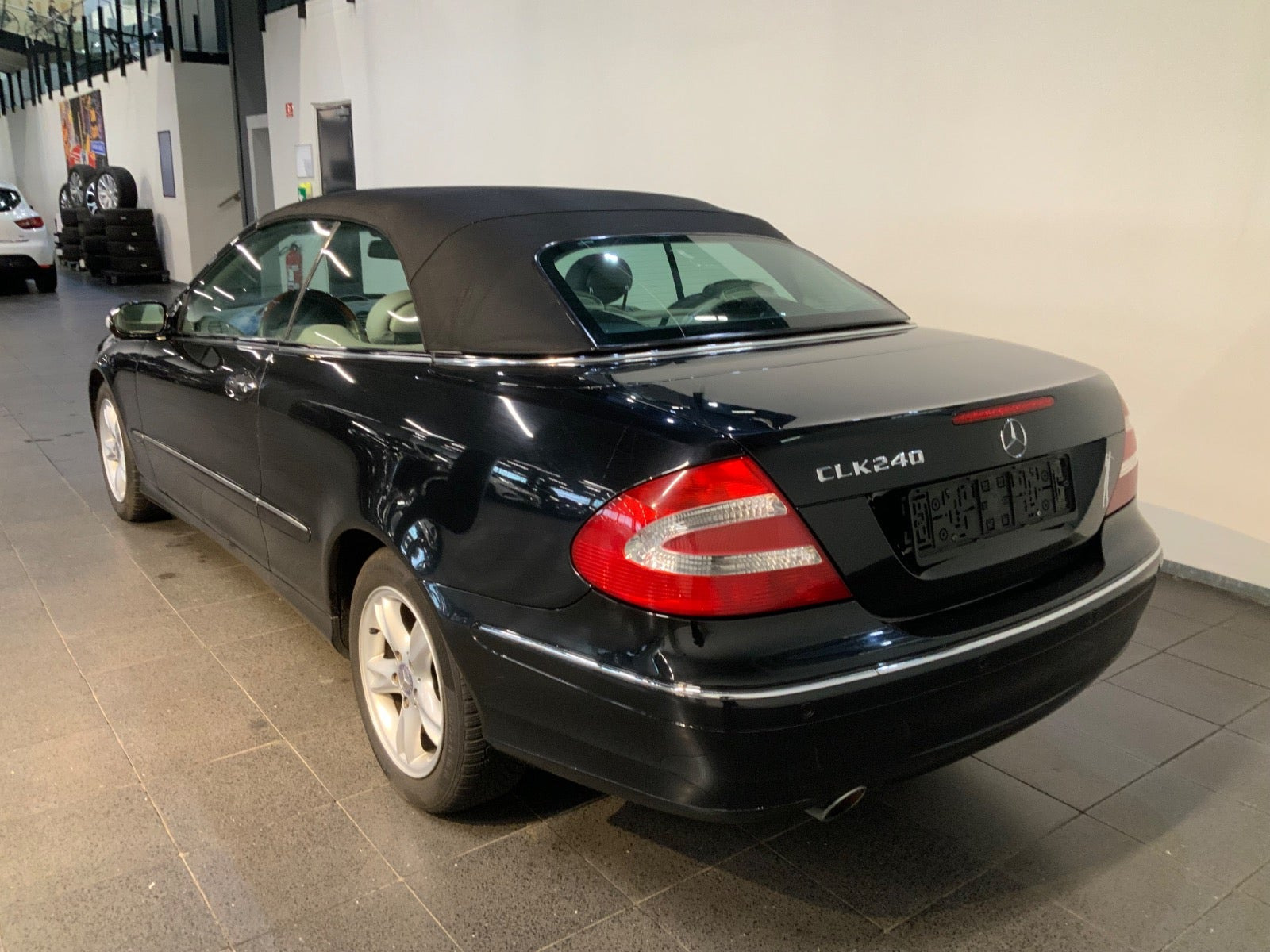 Sort Mercedes CLK240 fra 2003