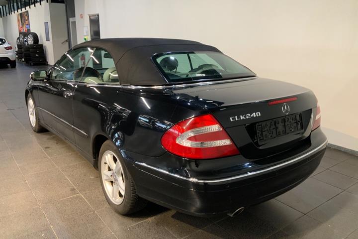 Sort Mercedes CLK240 fra 2003