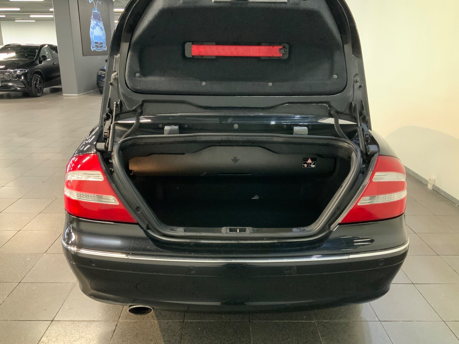 Sort Mercedes CLK240 fra 2003