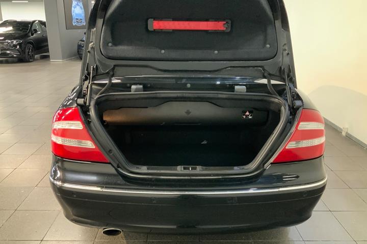 Sort Mercedes CLK240 fra 2003