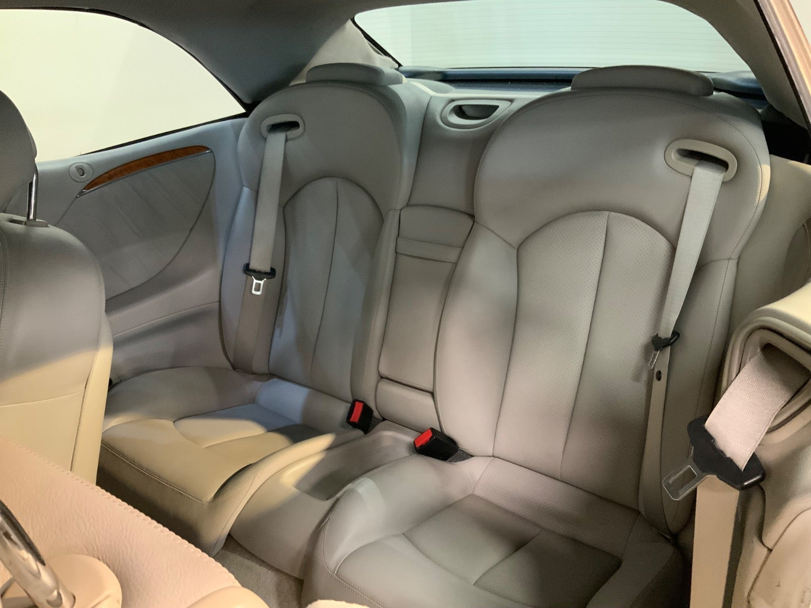 Sort Mercedes CLK240 fra 2003