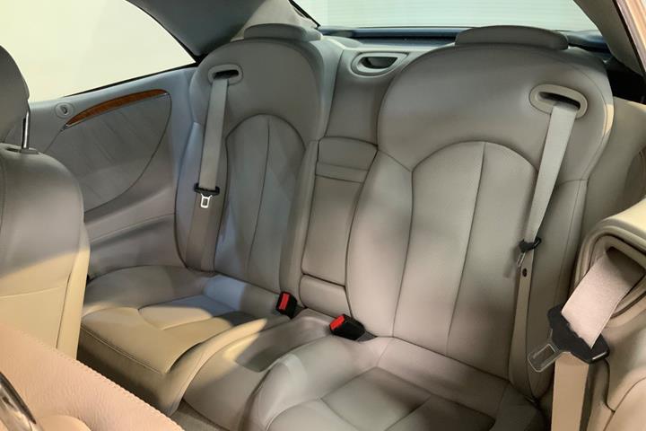 Sort Mercedes CLK240 fra 2003