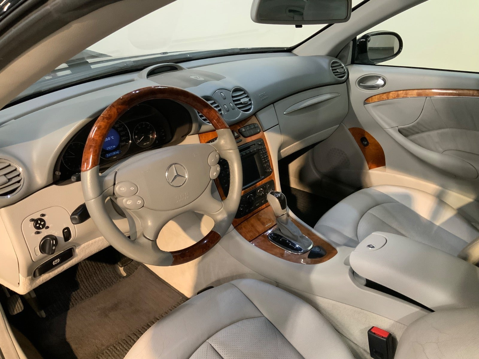 Sort Mercedes CLK240 fra 2003
