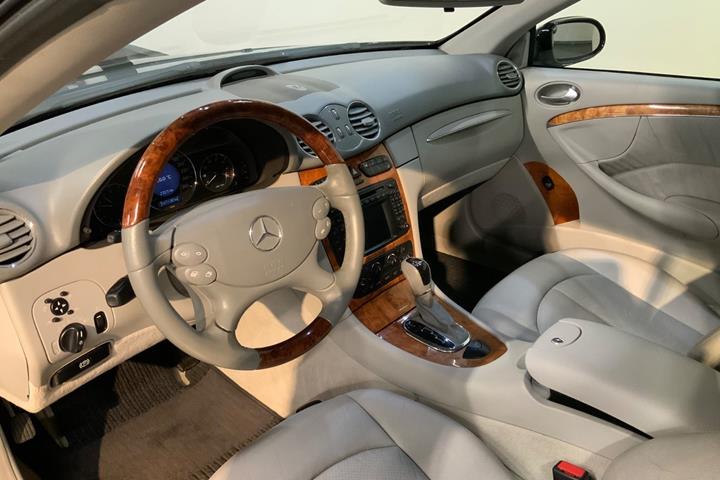 Sort Mercedes CLK240 fra 2003