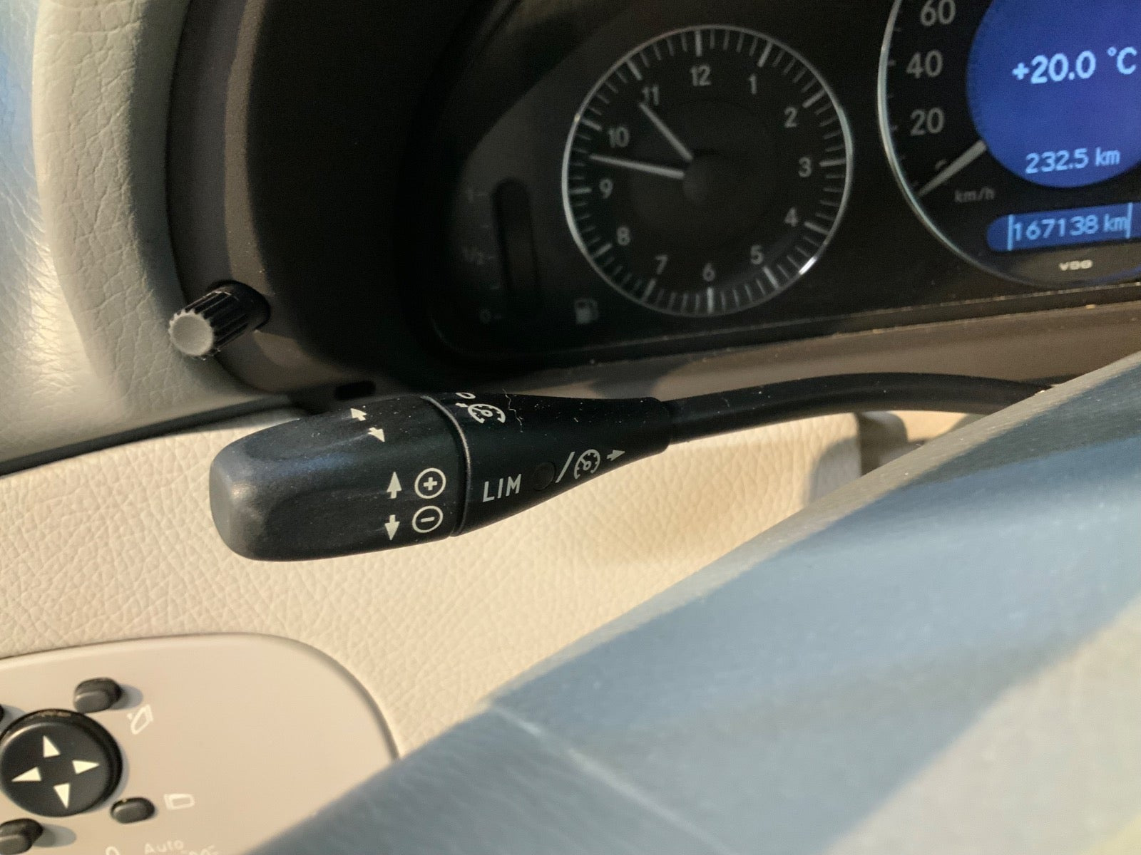 Sort Mercedes CLK240 fra 2003