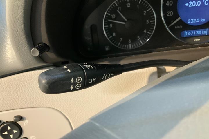 Sort Mercedes CLK240 fra 2003