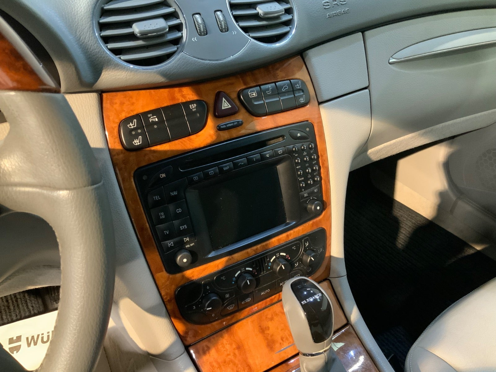 Sort Mercedes CLK240 fra 2003