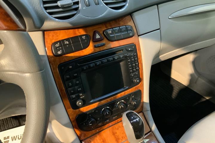 Sort Mercedes CLK240 fra 2003
