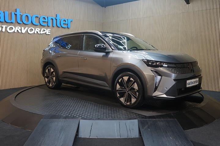 Grå Renault Scenic E-Tech fra 2025 set udefra