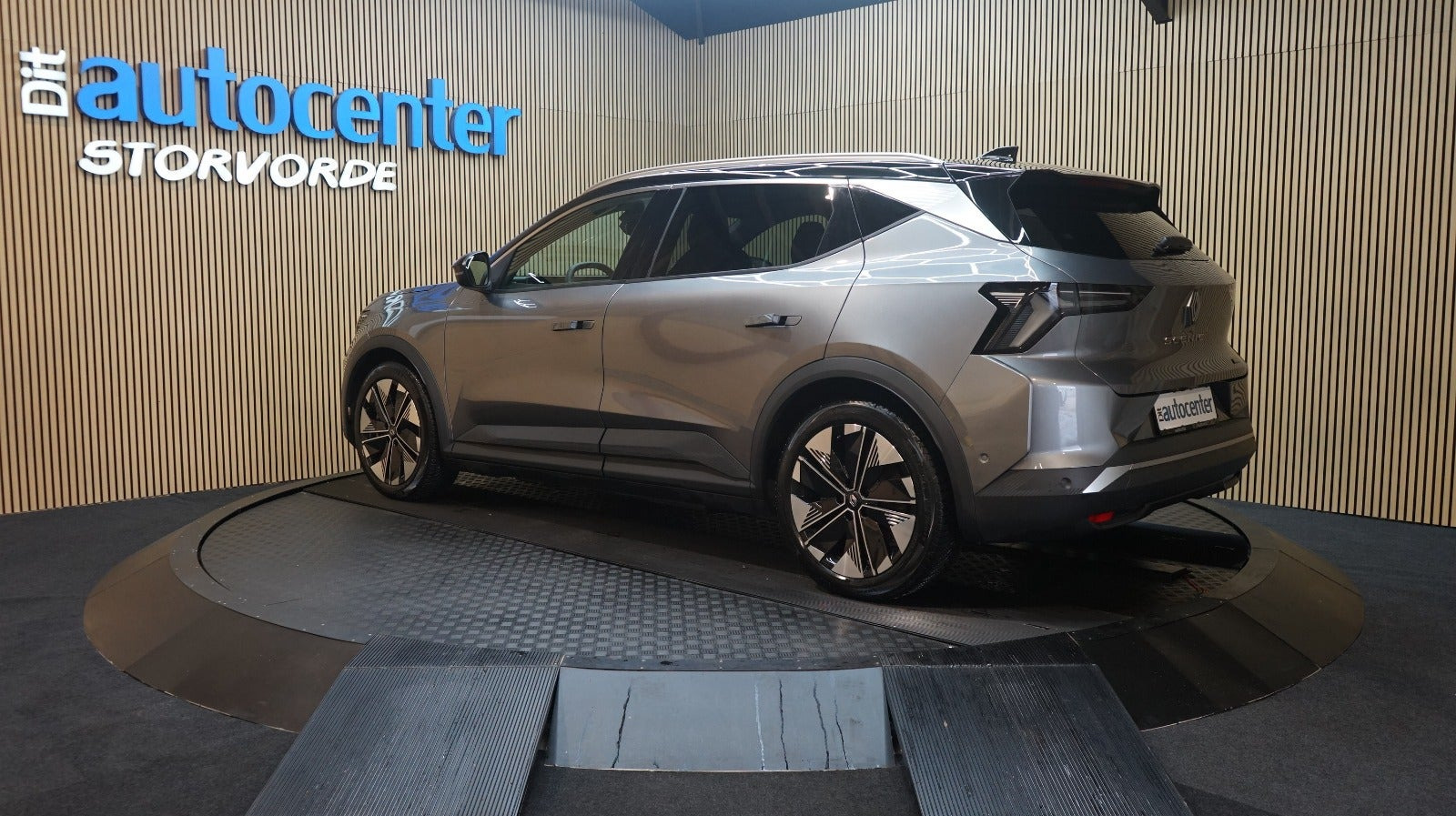 Grå Renault Scenic E-Tech fra 2025