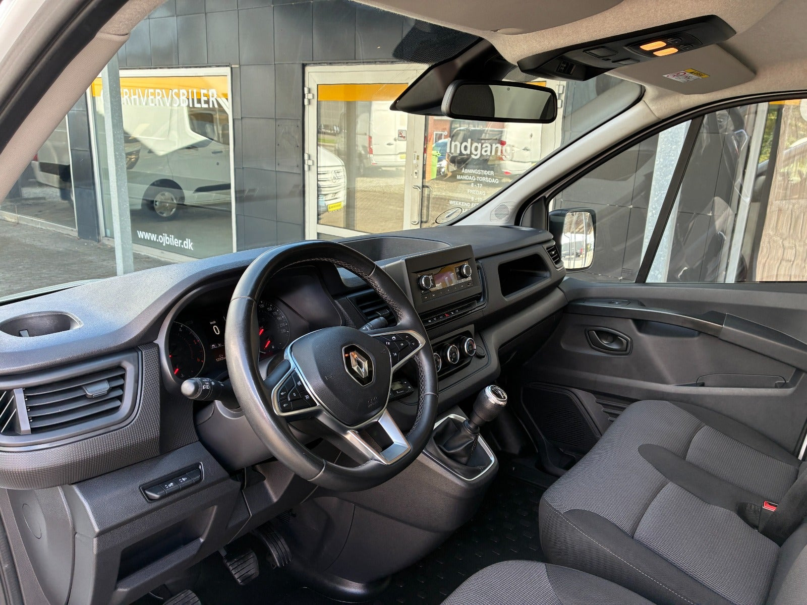 Hvid Renault Trafic fra 2022