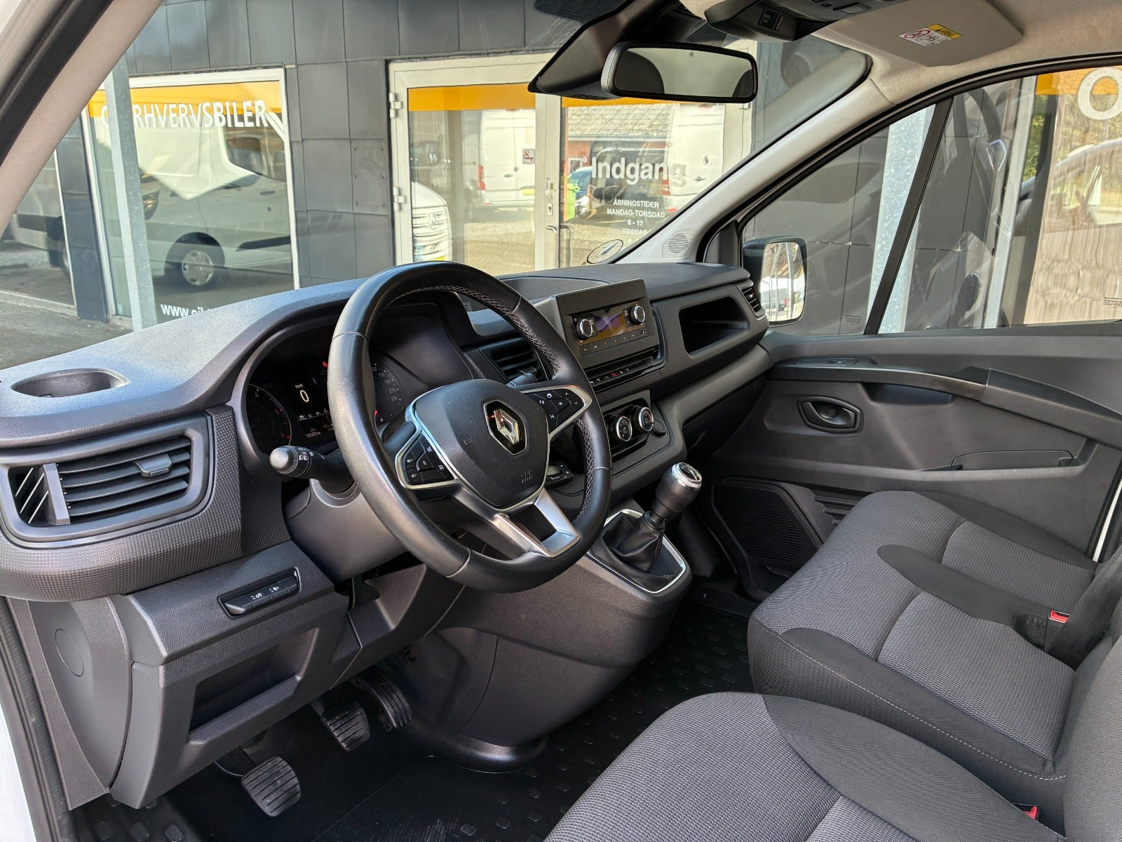 Hvid Renault Trafic fra 2022