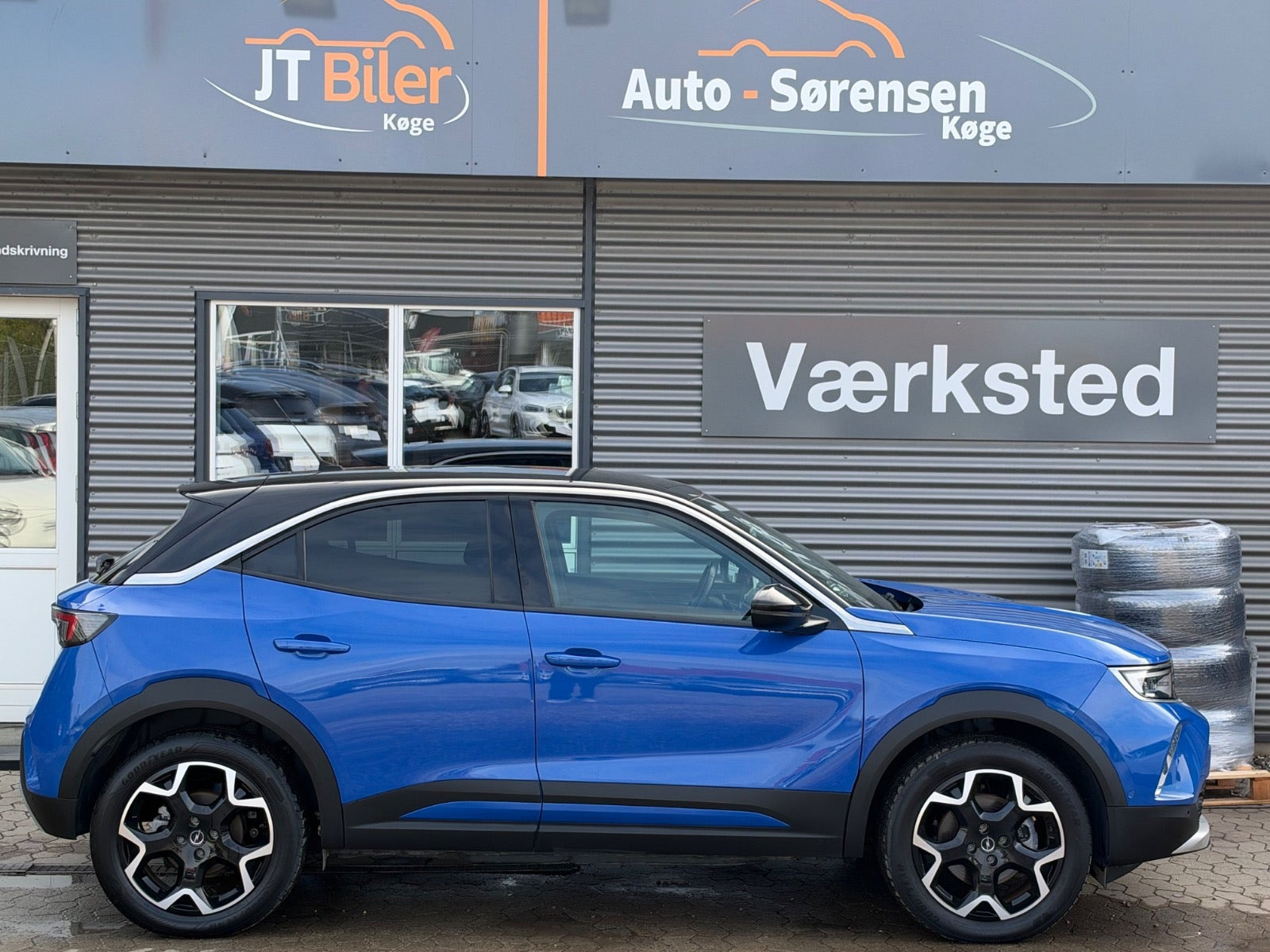 Blå Opel Mokka-e fra 2023