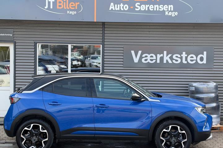 Blå Opel Mokka-e fra 2023