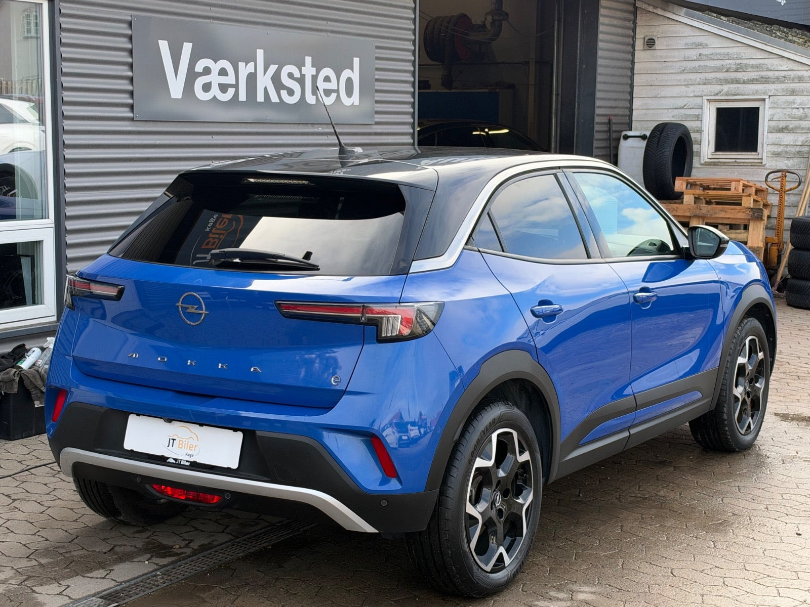 Blå Opel Mokka-e fra 2023