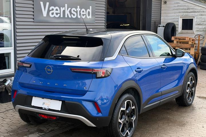 Blå Opel Mokka-e fra 2023