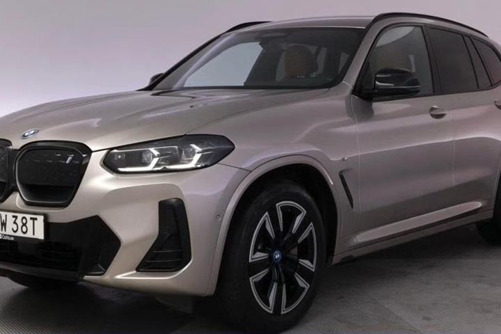 Orange BMW iX3 fra 2023