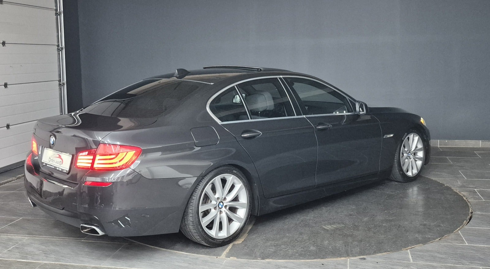 Grå BMW 535i fra 2012
