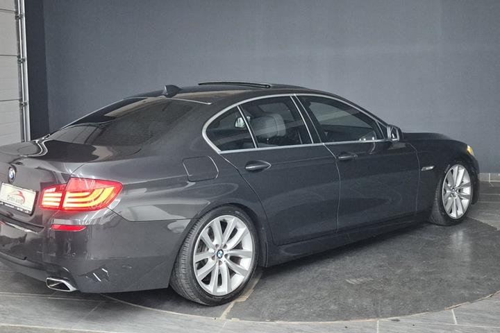 Grå BMW 535i fra 2012