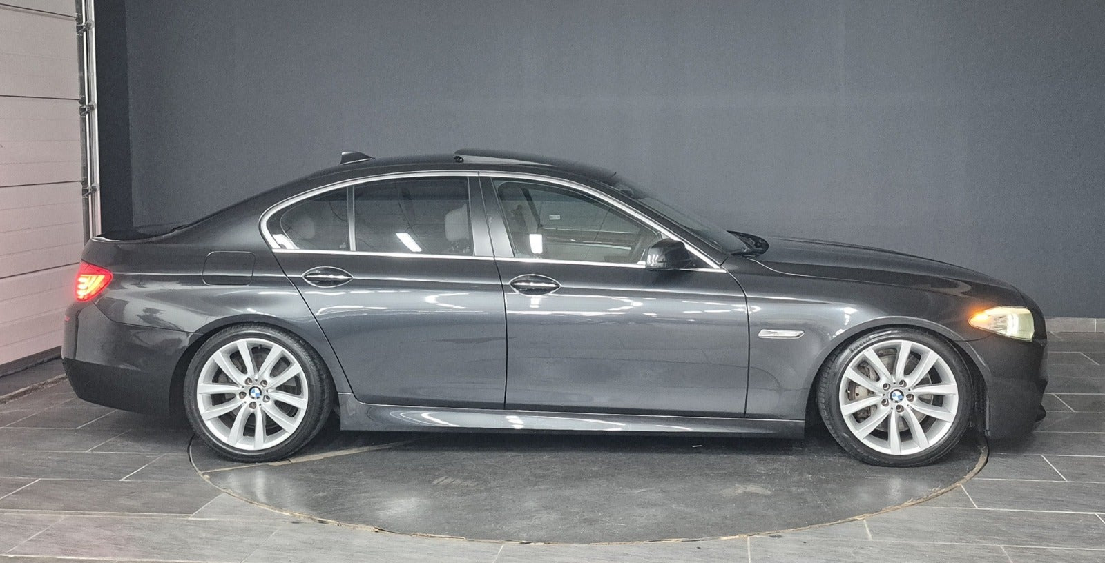 Grå BMW 535i fra 2012