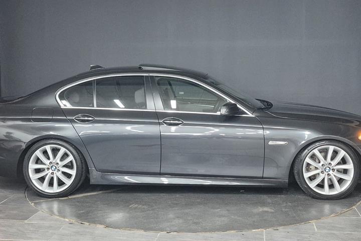 Grå BMW 535i fra 2012