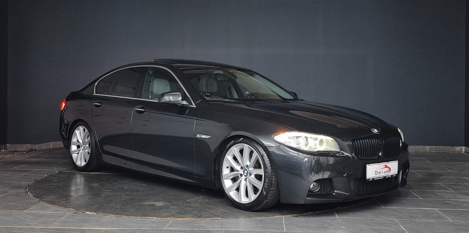 Grå BMW 535i fra 2012