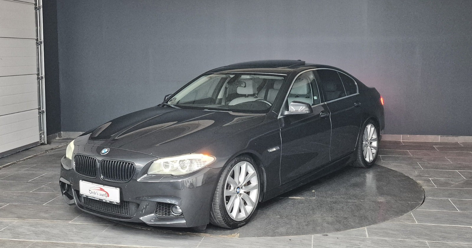 Grå BMW 535i fra 2012
