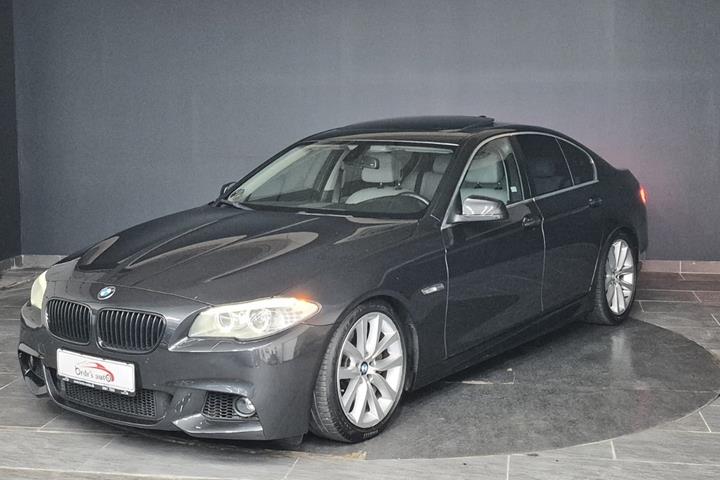 Grå BMW 535i fra 2012