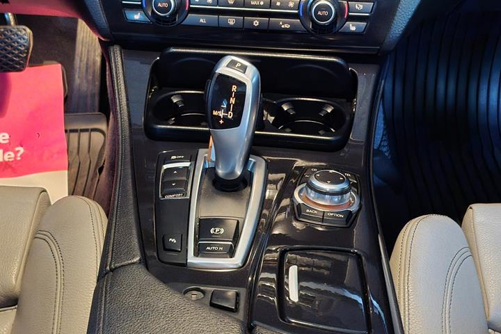 Grå BMW 535i fra 2012