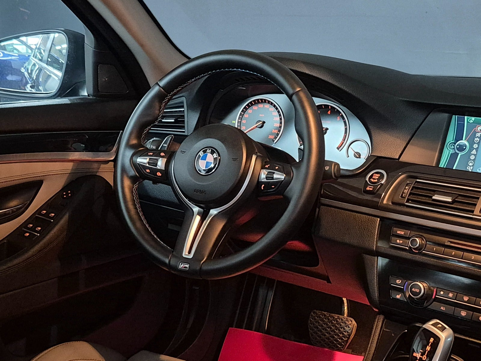 Grå BMW 535i fra 2012