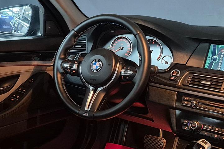 Grå BMW 535i fra 2012