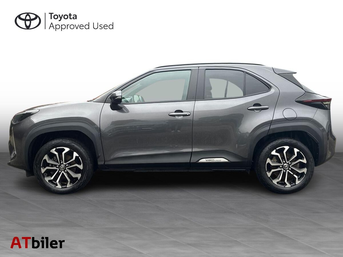 Grå Toyota Yaris Cross fra 2023